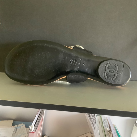 CHANEL LEATHER THONG - Picture 2 of 7